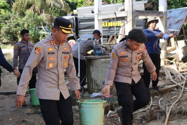 Polres Merangin Gelar Bakti Sosial dan Kerja Bakti Pascabanjir di Pulau Bayur     Kapolres Merangin Pimpin Bakti Sosial dan Kerja Bakti Pascabanjir di Pulau Bayur