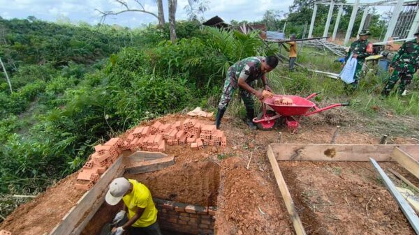 Satgas TMMD Ke-128 dan Warga Angkat Batu Bata Wujudkan MCK Masjid Al-Kautsar