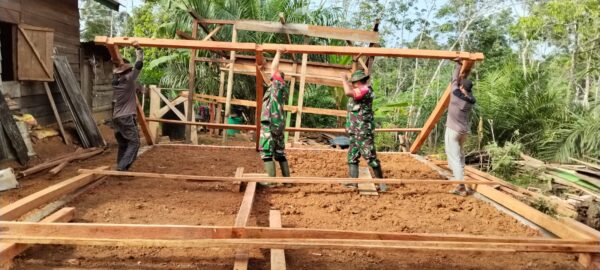 Anggota Satgas TMMD ke-128 Kodim 0420/Sarko Bersama Warga Pasang Tiang RLH Milik Lukman 