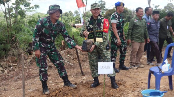 Dansatgas TMMD ke 128 Kodim 0420/Sarko Letkol Inf Yakhya Wisnu Arianto, S.Sos., M.Han Pimpin Aksi Nyata Penanaman Pohon di Desa Seko Besar