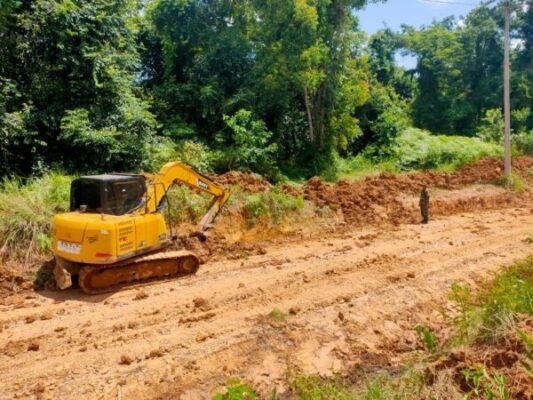 Kerja Ekstra, Satgas TMMD ke 128 Kodim 0420/Sarko Harus Buang Lumpur Dititik Perbaikan Jalan