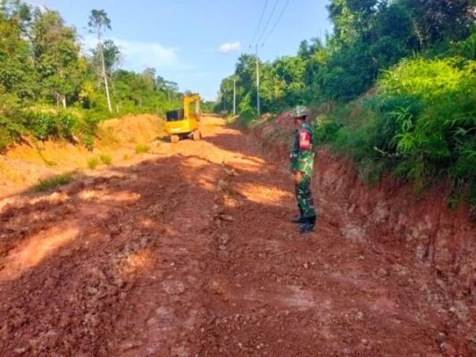 Drainase Sepanjang 300 Meter Dititik Perbaikan Jalan Mulai Dikerjakan Satgas TMMD ke 128 Kodim 0420/Sarko  