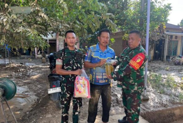 Ketua Persit KCK Cabang XXVII Dim 0420/Sarko Turun Langsung Salurkan Bantuan untuk Korban Banjir