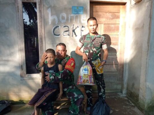 *Pasca Banjir Babinsa Memberikan Bantuan Paket Sembako kepada Warga Binaan*