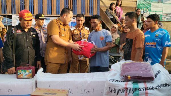 Arungi Sungai Deras, Bupati H M Syukur Salurkan Bantuan Banjir