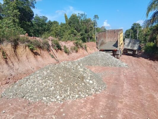 Satgas TMMD ke 128 Kodim 0420/Sarko Turunkan Sirtu Dititik Perbaikan Jalan Menuju Desa Seko Besar