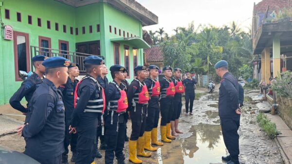 Brimob Polda Jambi Salurkan Bantuan untuk Korban Banjir di Muaro Jambi