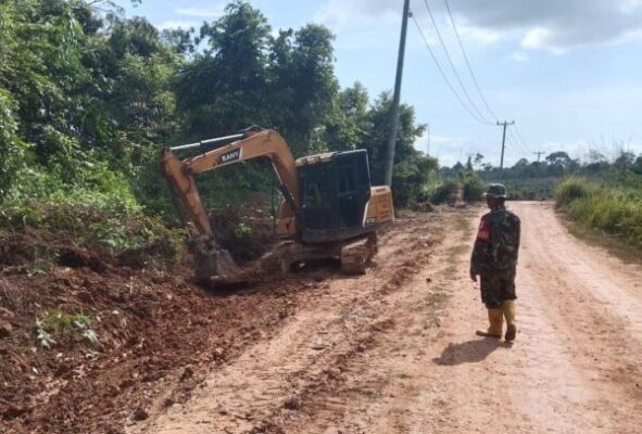 Satgas TMMD Ke-128 Kodim 0420/Sarko Turunkan Genteng, Percepat Pembangunan RLH di Desa Seko Besar