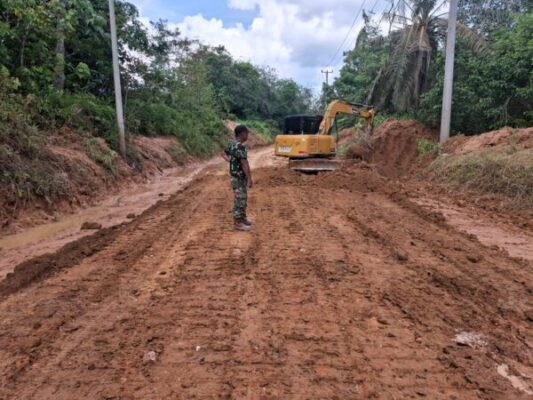 Satgas TMMD ke 128 Kodim 0420/Sarko Lanjutkan Perataan Material Letrik di Titik Perbaikan Jalan 