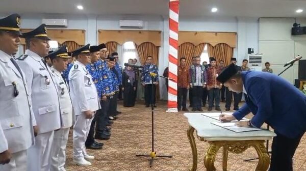 Segarkan Birokrasi, Bupati M. Syukur Lantik 80 Pejabat Eselon III dan IV, Ini Daftarnya