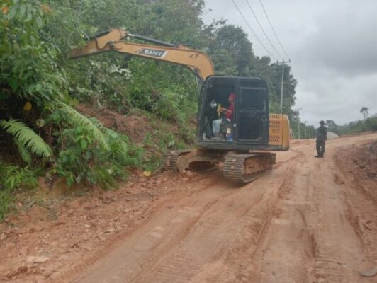 Satgas TMMD ke 128 Kodim 0420/Sarko Lanjutkan Pembuatan Drainase Jalan Menuju Desa Seko Besar