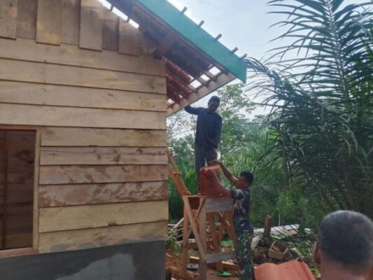 Sinergi Satgas TMMD ke 128 kodim 0420/Sarko Bersama Warga, Pasang Genteng RLH Milik Bapak Lukman 