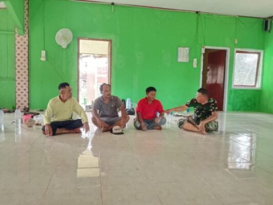 Kebersamaan Peltu Mujiono Anggota Satgas TMMD Ke-128 Kodim 0420/Sarko Komsos Bersama Warga di Masjid Nurul Huda