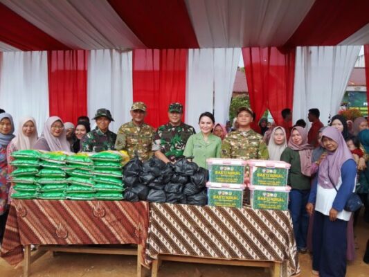 Pangdam XX/TIB Mayjen Arief Gajah Mada Melihat Bazar Sembako Murah TMMD ke 128 Kodim 0420/Sarko