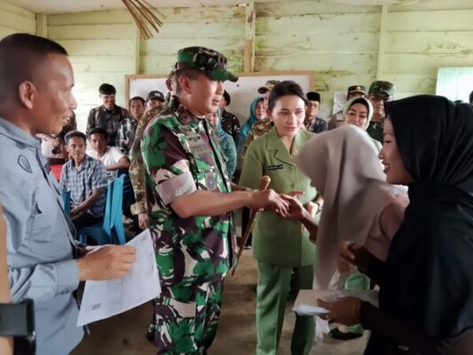 Pangdam XX/TIB Mayjen Arief Gajah Mada Melihat Langsung Layanan Administrasi Gratis Untuk Warga Desa Seko Besar