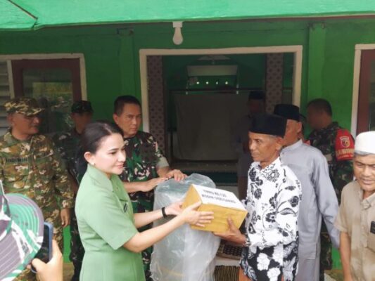 Pangdam XX/TIB Bersama Danrem, Dandim, Bupati dan Wakil Bupati Serahkan Bantuan Kepada Pengurus Masjid Nurul Huda 