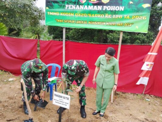 Pangdam XX/TIB Mayjen TNI Arief Gajah Mada Melakukan Penanaman Pohon Mangga Bersama Satgas TMMD Ke-128 Kodim 0420/Sarko