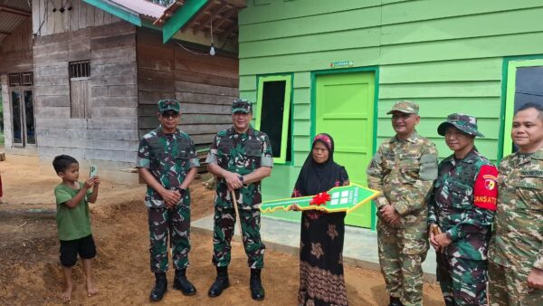 Pangdam XX/TIB Mayjen Arief Gajah Mada Serahkan Secara Simbolis Kunci Rumah Penerima Bantuan RTLH TMMD Ke-128 Kodim 0420/Sarko