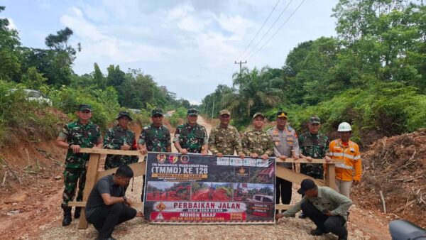 Pangdam XX/TIB Mayjen Arief Gajah Mada Tinjau Langsung Lokasi Perbaikan Jalan Hasil TMMD ke 128 Kodim 0420/Sarko