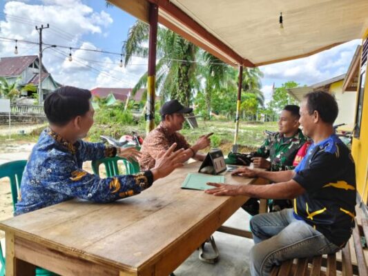 Babinsa Koramil 420-08/Tabir Pererat Silaturahmi Lewat Komsos Bersama Warga Sungai Bulian
