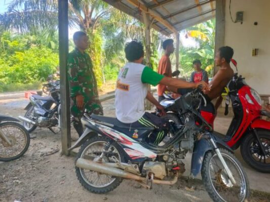 Babinsa Koramil 420-08/Tabir, Serda Markum , Laksanakan Komsos Bersama Warga di Desa Tanjung Ilir Kec.Tabir.