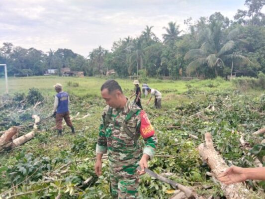 Babinsa Koramil 420-08/Tabir, Sertu Nodi eka putra, gotong royong Laksanakan Bersama masyarakat di Desa Muara jernih, Kecamatan Tabir Ulu