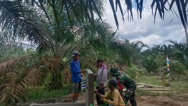 Babinsa Melaksanakan Kegiatan Gotong Royong Bersama Masyarakat di Wilayah Binaan