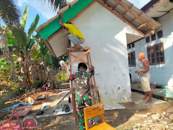 Babinsa dan Warga Gotong Royong, Perehapan MCK SDN 208/Lubuk Sepuh Terus Tunjukkan Kemajuan