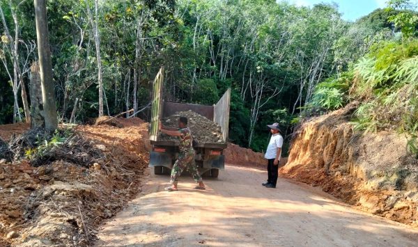 Karya Bakti Skala Besar Kodim 0420/Sarko, Rehab Jalan 1 Kilometer Permudah Akses Warga Limun Menuju Kota Sarolangun