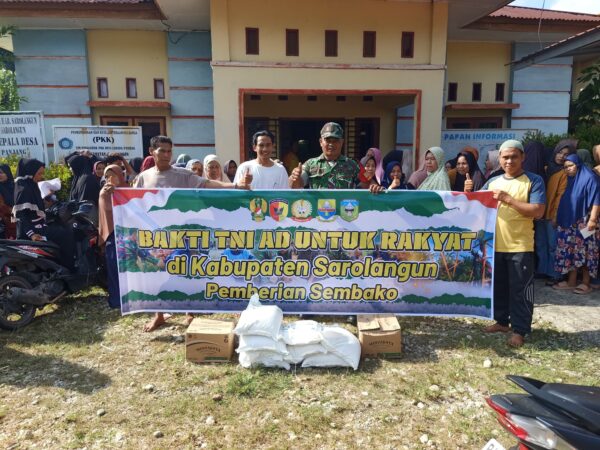 *TNI AD Hadir untuk Rakyat, berikan bantuan sembako di Desa Ladang Panjang*
