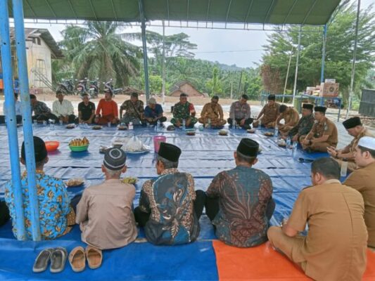 Babinsa Koramil 420-08/Tabir Hadiri Perayaan Hari Jadi Ke-41 Desa Air Batu, Wujud Sinergi TNI Bersama Masyarakat