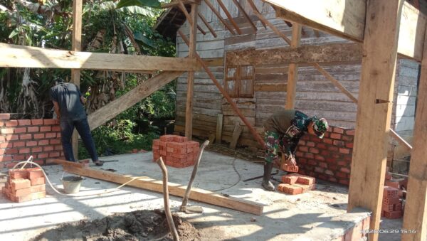 Pembangunan RTLH Ibu Tarmini Terus Berlanjut, Babinsa dan Warga Wujudkan Hunian Layak Melalui Karya Bakti