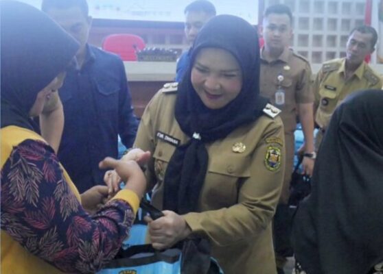 Wali Kota Bandar Lampung Serahkan Langsung Bantuan Telur Untuk Pemenuhan Gizi Keluarga Berisiko Stunting